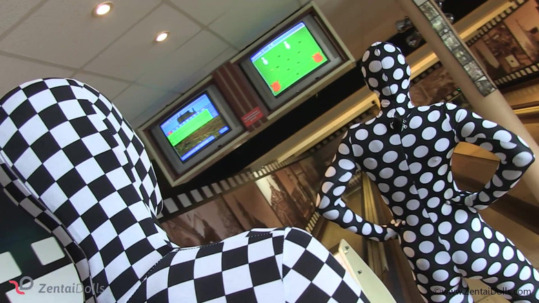 ZentaiDolls: Zentaidolls visitent le bowling alley