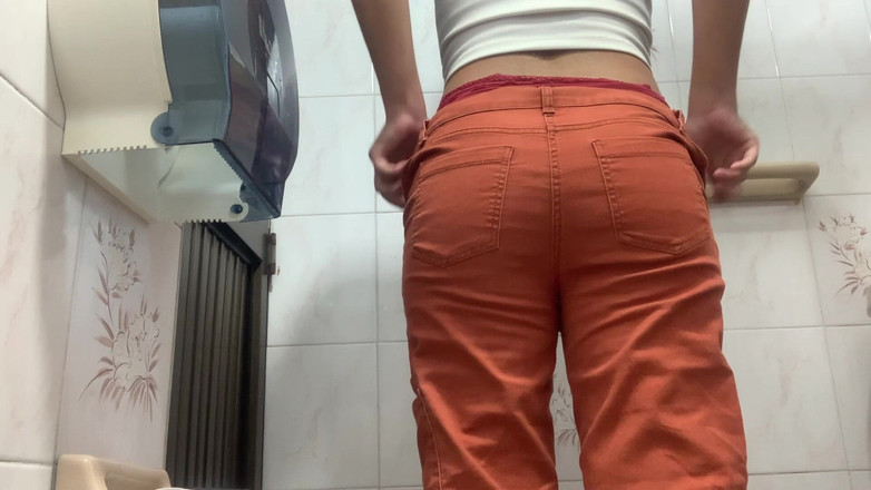 pampammedallo: Girls Pissing in Bathrooms (caught)