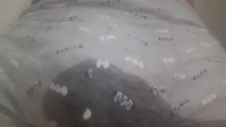 Orinadas_jmv54: Пісяє у ванній кімнаті в трусах