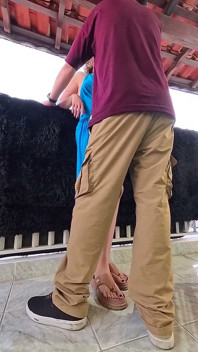 Joacă în secret pe balcon în timpul unei petreceri plictisitoare