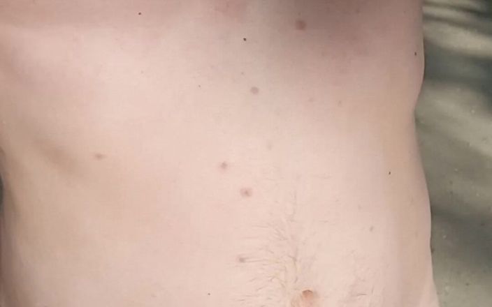 Deepthroat260: 露出狂の裸の男の子がコックと一緒に歩く