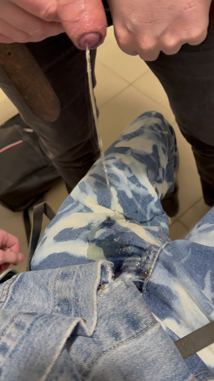 KinkySirius: Gay skinhead Kinkysirius neemt een gouden douche in een openbaar...