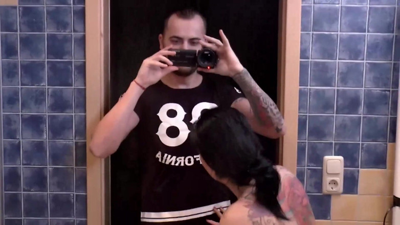 Deutschland porn: Mit meiner stiefmutter im badezimmer eingesperrt