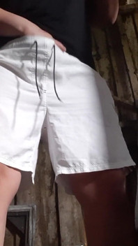Village se masturba em um celeiro com a roupa para que ninguém a pegue