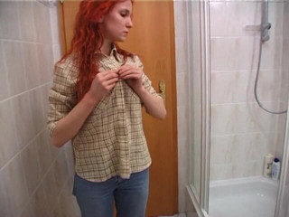 Lucky Cooch: Amateur redhead beauty takes a shower