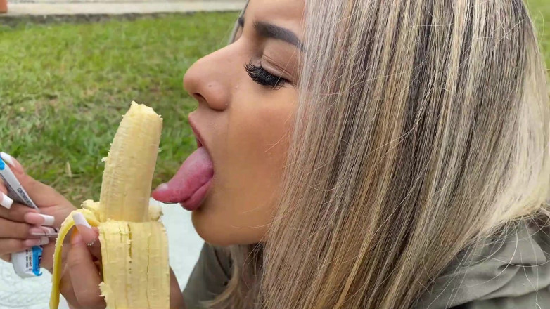 Naty Delgado: Piknik günü! Tüm şehir manzaralı sıkı ıslak amcığımı sikiyorum!