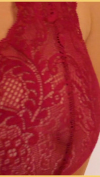 Wifey usa lencería roja sexy con sus tetas perfectas