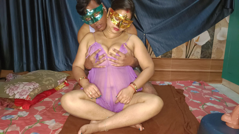 Desihoneycouple: Pooja Bhabhi Chorrea Con Vibrador Y Consolador