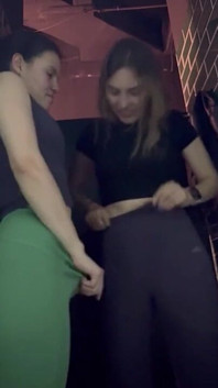 Ženy s zadkem poskakující v prádle a šukající