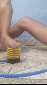 Cô thực hành sự thống trị của phụ nữ, sử dụng một máy bơm chân và băng keo.