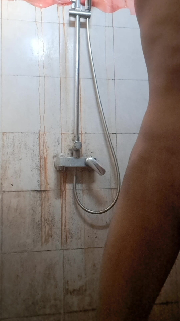 David Studio: Hombre adulto de piel exótica tomando un baño por la...