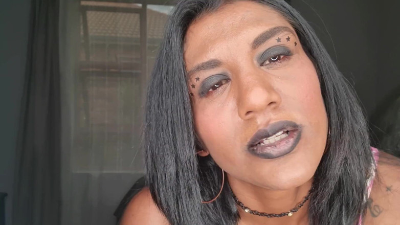 domslutfucker: Desi schlampe schmutzige reden beim spielen, zeigt ihre zunge und...