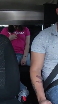 Une belle jeune fille se masturbe dans mon Uber et ne réalise pas que je la filme