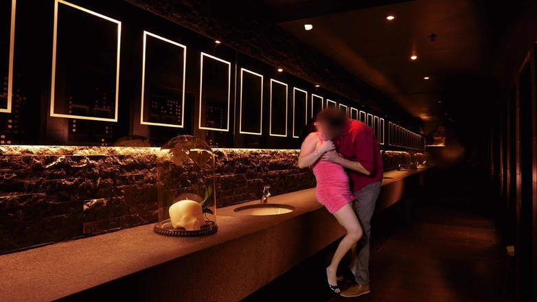 LadyRoma: Ювілейний подарунок для чоловіка-рогоносця