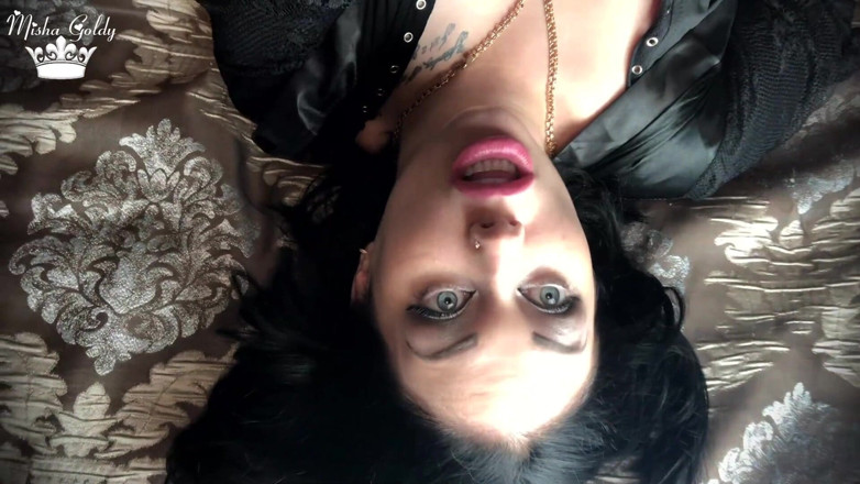 Goddess Misha Goldy: La gigantessa sexy ti penzola sopra le sue bocche affamate...