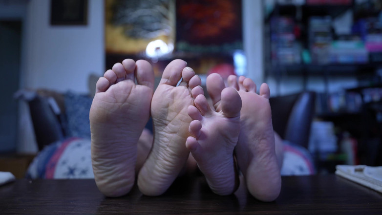 lilredvelvettt: 私たちの足で寝取られた