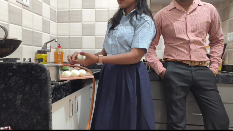 Mumbai Ashu: Una ragazza indiana ha scopato il suo insegnante a casa...