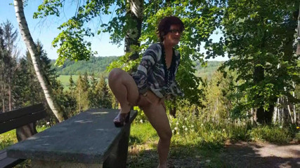 Popp Sylvie: Сквірт на відкритому повітрі, трах із сечею