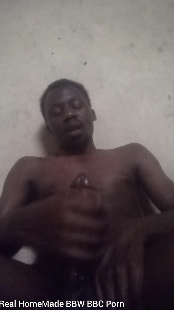 Big black cock BBCee: Змащений маслом гладить мій великий чорний член, жорстко кінчаючи