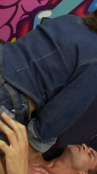 Ragazze in jeans scena 4_busty mora in camicia di jeans lucy love si gode la scopata dura