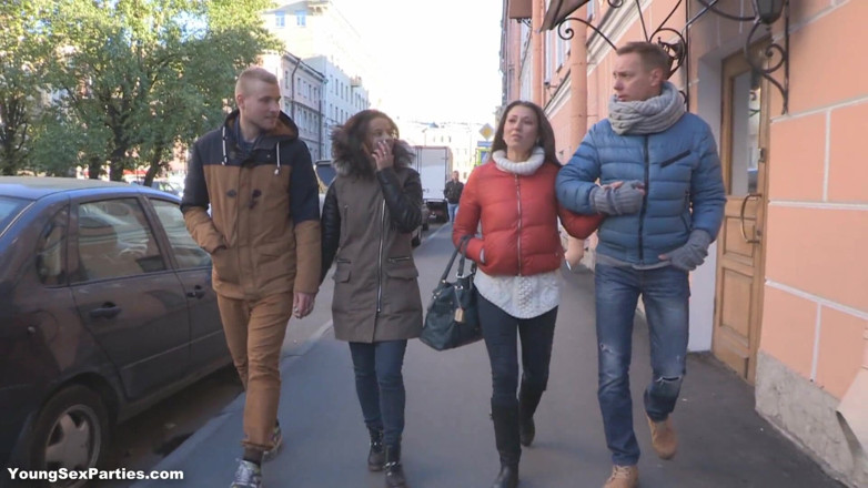 Young Sex Parties: Ny soffa för sexparty