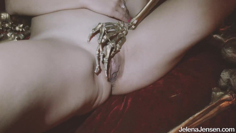 Jelena Jensen: Jelena Jensen cipki dokucza na Halloween!