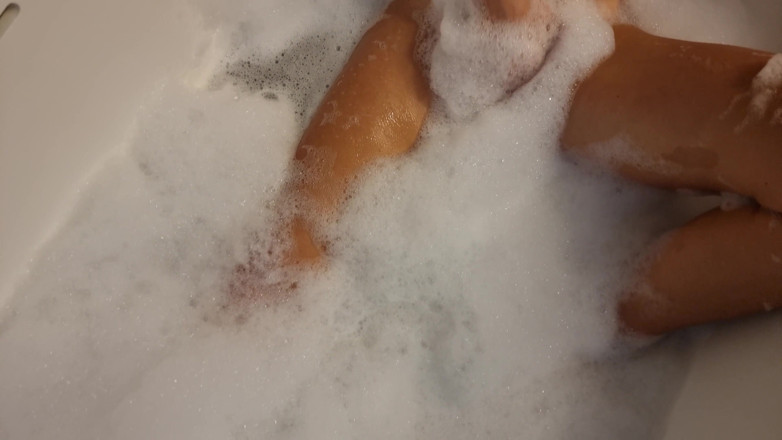 TheloveStory: Bystig blond tonåring onanerar i badet