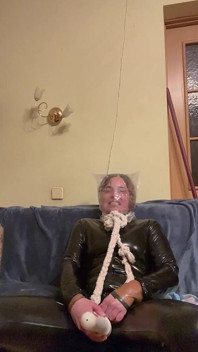 2 latex catsuits en 5 minuten in plastic zak