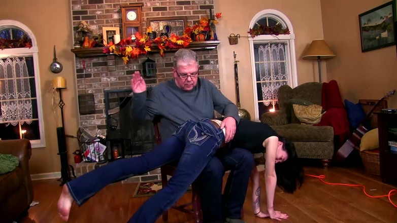 Punished Brats Spanking: Espancada pelo papai