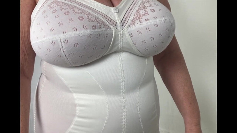 Aunty Sandra vintage girdle queen: Stepaunty Sandra Getting Dressed for You All