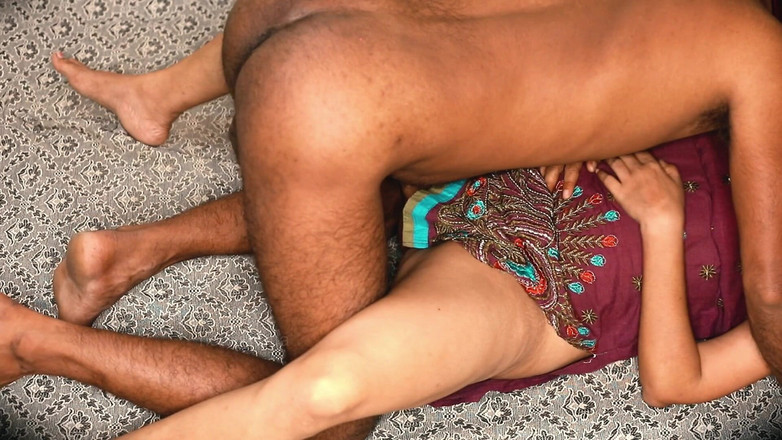 Hottysneha: デジ村の女の子スネハは義理の兄弟とこっそりセックスを楽しんでいます。フェラチオ後にマンコを犯されました。彼女はマンコに中出しされます