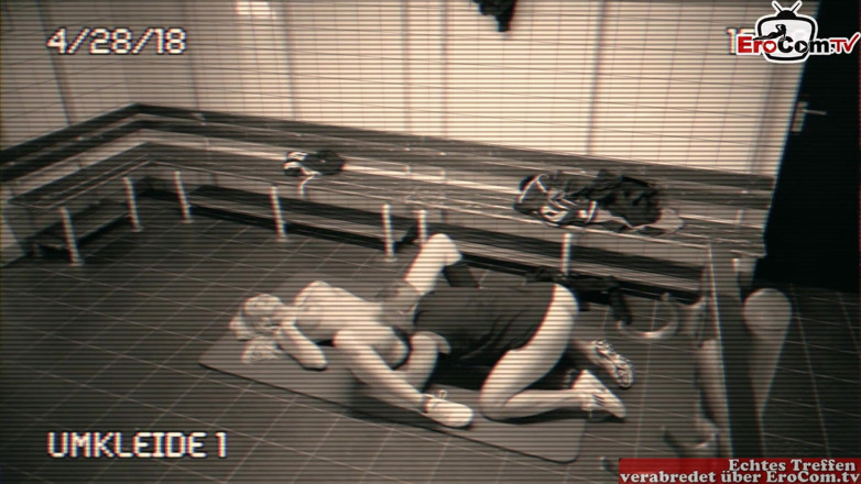 EroCom: İnce orta yaşlı seksi kadın kişisel antrenörünü baştan çıkarıyor ve göt...