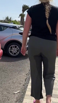 Dívka Smáčí Kalhoty Na Veřejné Ulici