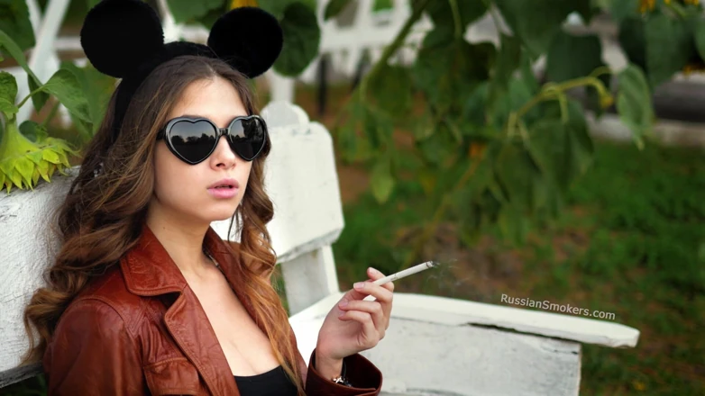 Russian Smokers: 性感的俄罗斯天使在阳光下抽烟
