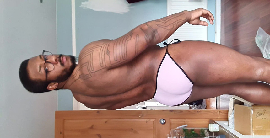 Amadeus: रेशमी गुलाबी अंडरवियर अभी भी onnmy thicc गांड में फिट बैठता है