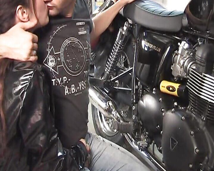 Videos Francaises: Super prsatá francouzská kočka, jak si ničí zadek na motocyklu