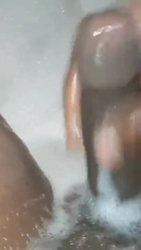 Nata4sex honění ve vaně, výstřik