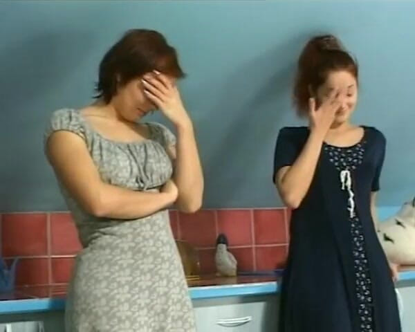 BB Video - Old School: Duitse amateur-tienerorgie met een hete babe anaal