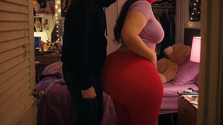 Animate golden: Ragazza con culo grosso in leggings rossi attillati viene pressata...