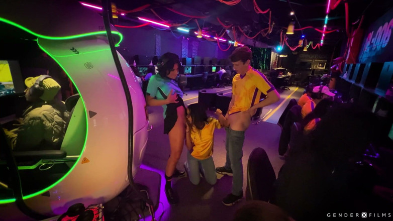 GenderX: Gender X Films - E-games Trans Hottie esmagada em clube de...