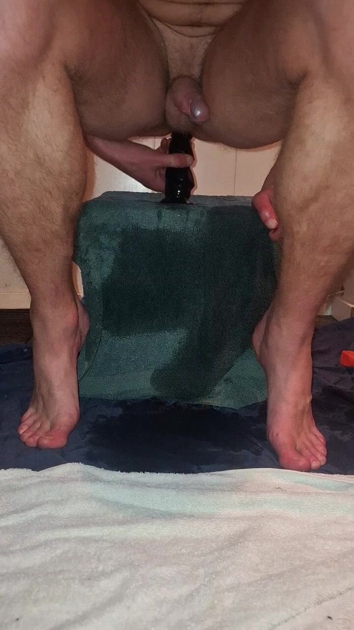 NoFace Twink X: Bărbat sexy solo călărindu-și vibratorul dimineața