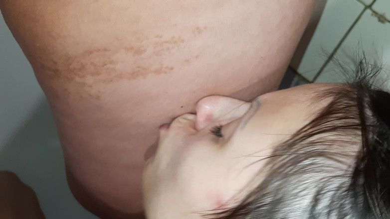 Lesbian-illusion: 我在她嘴里撒尿，她舔我的阴户并喝我的尿液