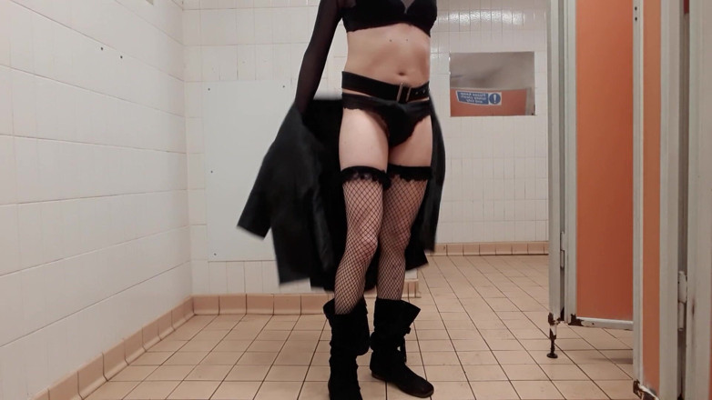 The Midnight Minx: Public dildo play