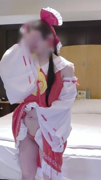 Smukła downer style apparel dziewczyna cosplayer pokazuje jej spokojny urok jako Reimu Shrine Maiden Ponownie 1