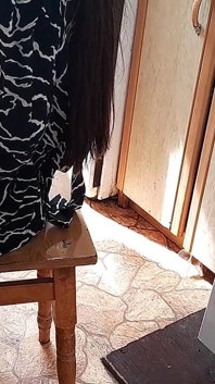 Sleduji svou sousedku jak masturbuje v kuchyni a já se k ní připojím
