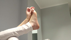 Anna Booty: Piedi che giocano durante la tv