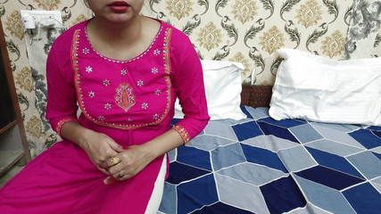 Saarabhabhi6: Tchánu, nedělej to, budu se stěžovat tvýmu nevlastnímu synovi, striptýz...