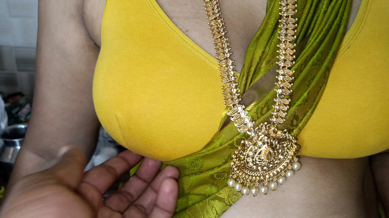 Pushpa porn: Dona de casa cozinha romance