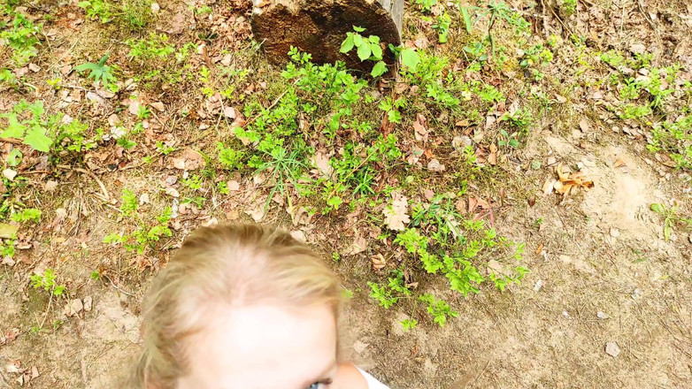 S-Wife Katy: 既婚のミルフは観光客グループの後ろに遅れ、森の道でセックスしたがっていました。