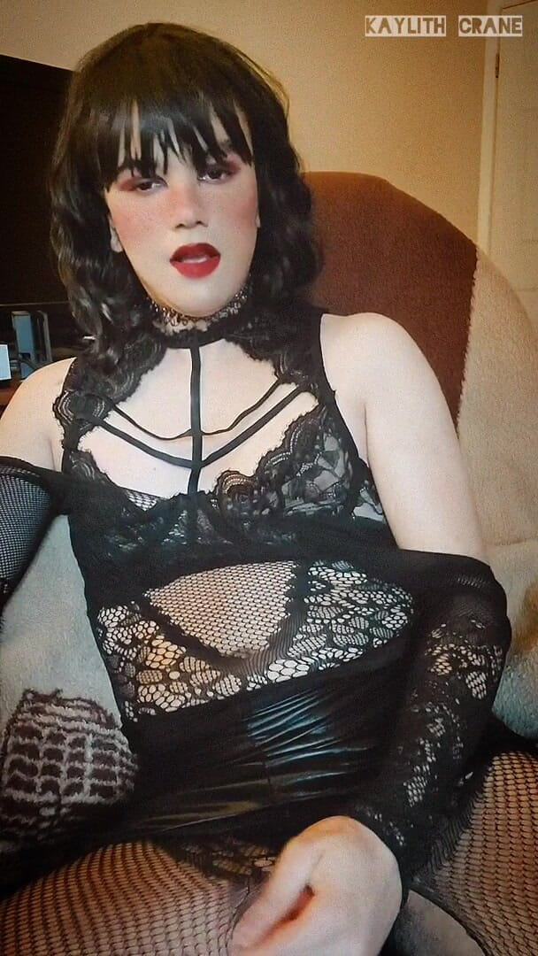 Kaylith Crane: Kaylith Crane szarpie jej penisa i spuści